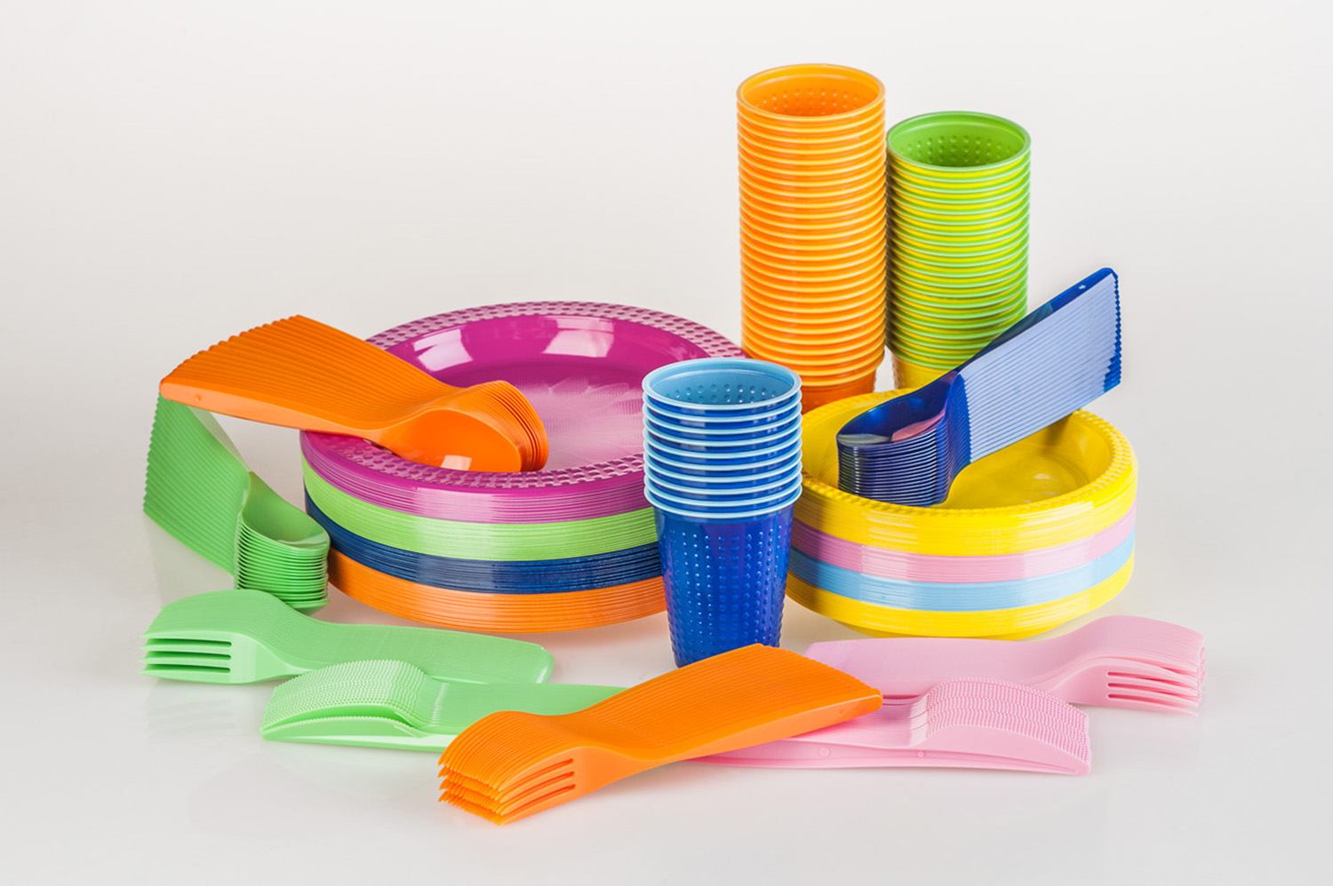 Изделия хозяйственного назначения. Пластиковая посуда. Посуда одноразовая пластиковая. Пластиковая посуда многоразовая. Пластиковые изделия для детей.